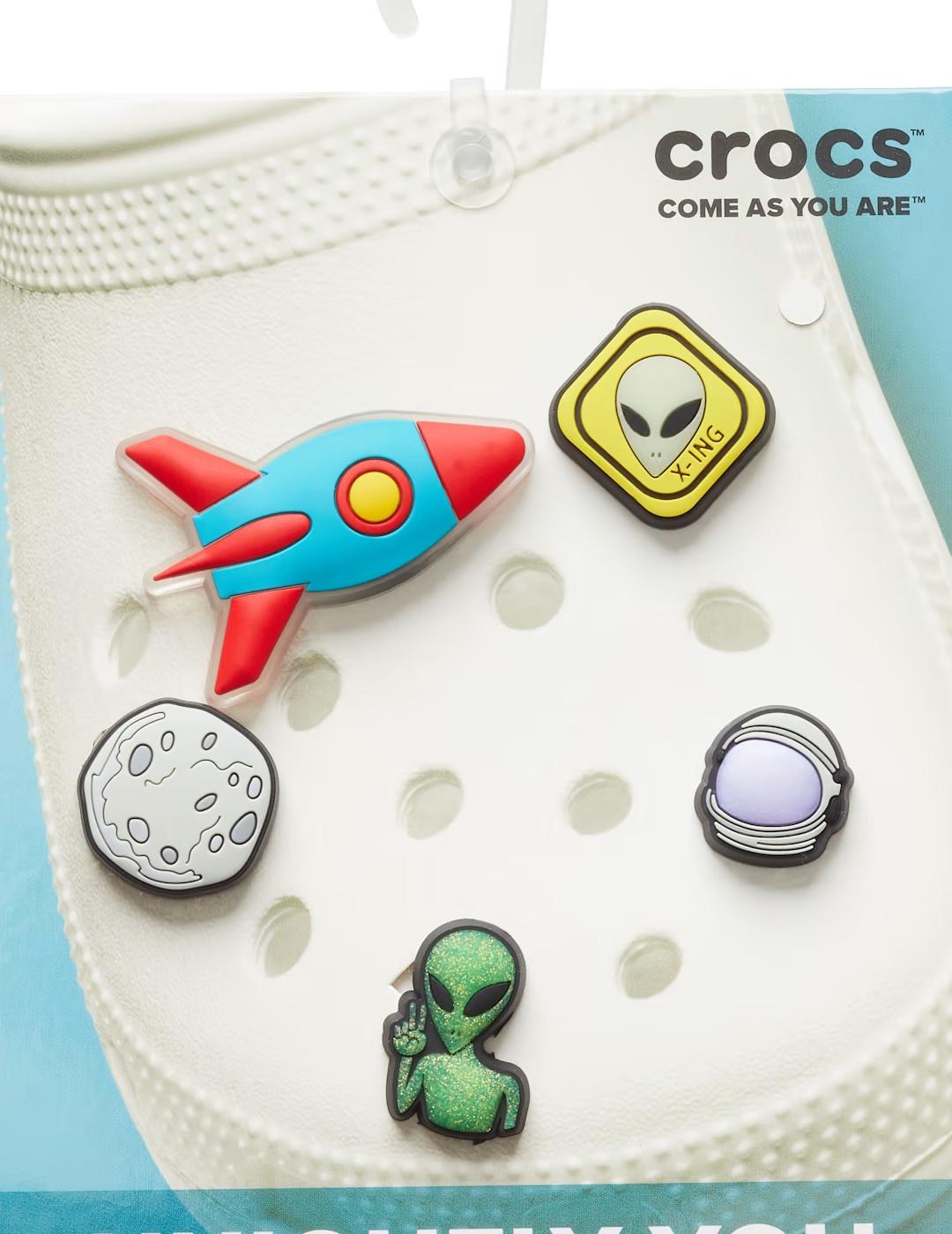 Pins Crocs Outer Space 5 Pack CROCS para Unisex | Susuela